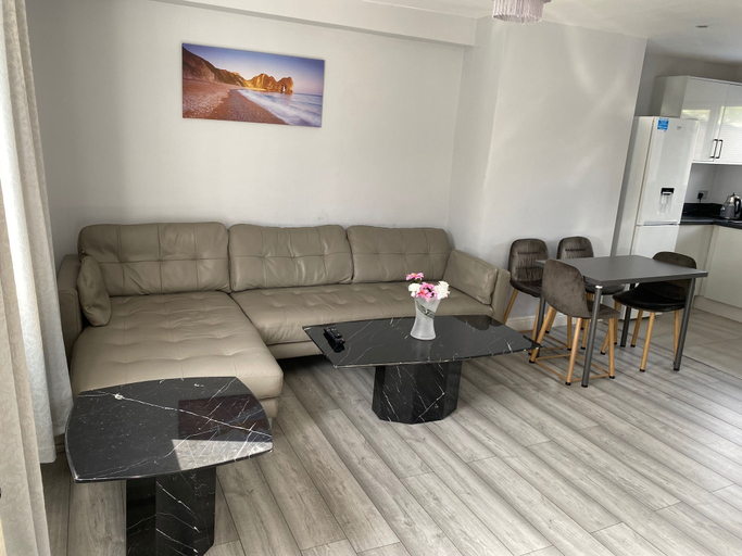 Living area 3, 3 Bedroom House- Loughborough-sleeps 5-freeparking, Leicestershire