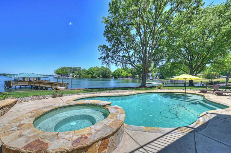 Sport & Beauty 1, Water, Water Everywhere by Avantstay Pool + Dock, Iredell