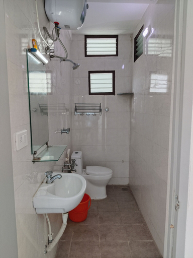 Bathroom 3, Hotel Auro Maison, Viluppuram