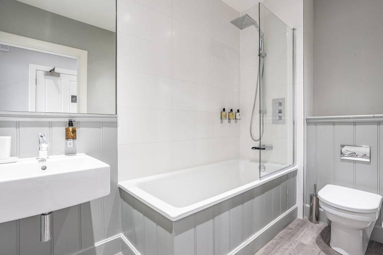 Bathroom 2, No.1 Apartments - George IV Bridge, Edinburgh