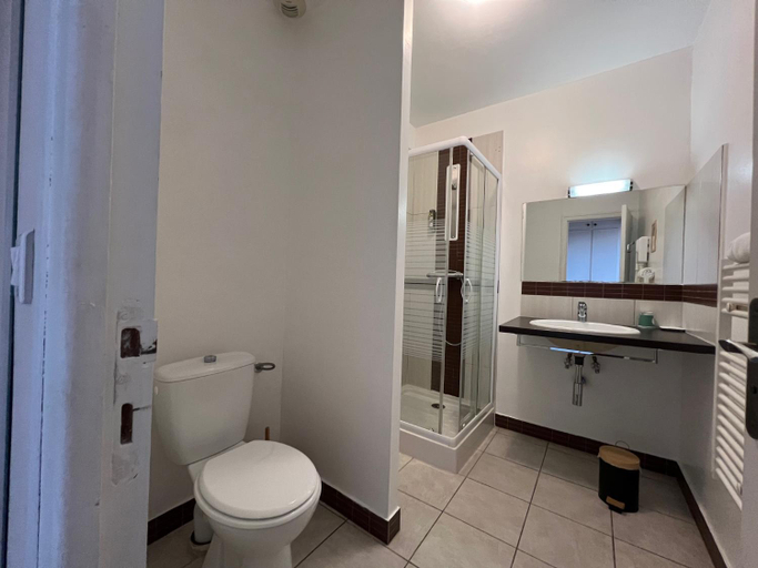 Bathroom, Logis Hotel Auberge de Cartassac, Lot