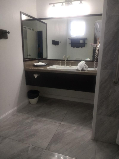 Bathroom 4, Great House Inn