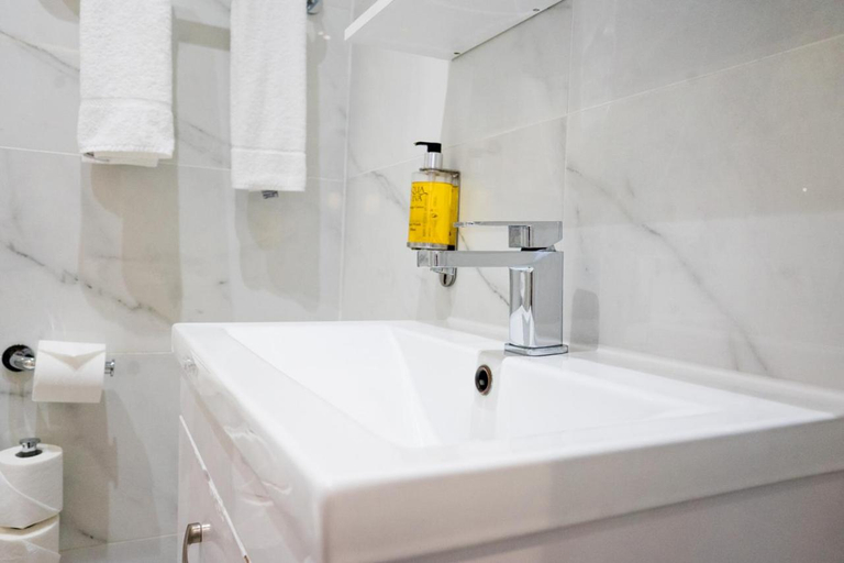 Bathroom 4, Best Western Buckingham Palace Rd, London