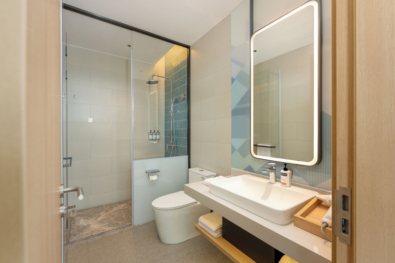 Bathroom 4, Holiday Inn Express SHANGHAI HONGQIAO CBD by IHG, Shanghai
