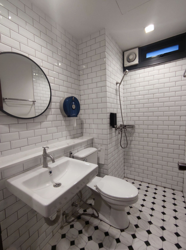 Bathroom 5, N5 Ratchawong Hostel, Khlong San