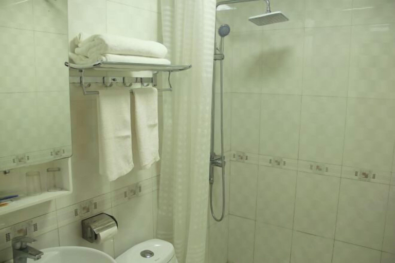 Bathroom, Wangyouju, Huangshan