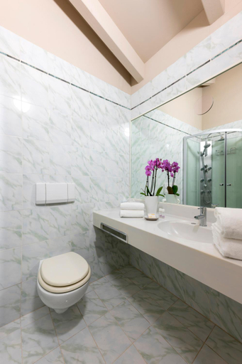 Bathroom 4, Hotel Hannover, Gorizia