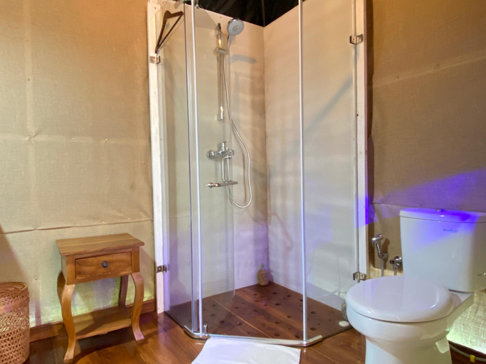 Bathroom 16