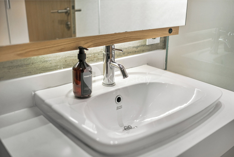 Bathroom, Minaka by Kozystay - Kemang, South Jakarta