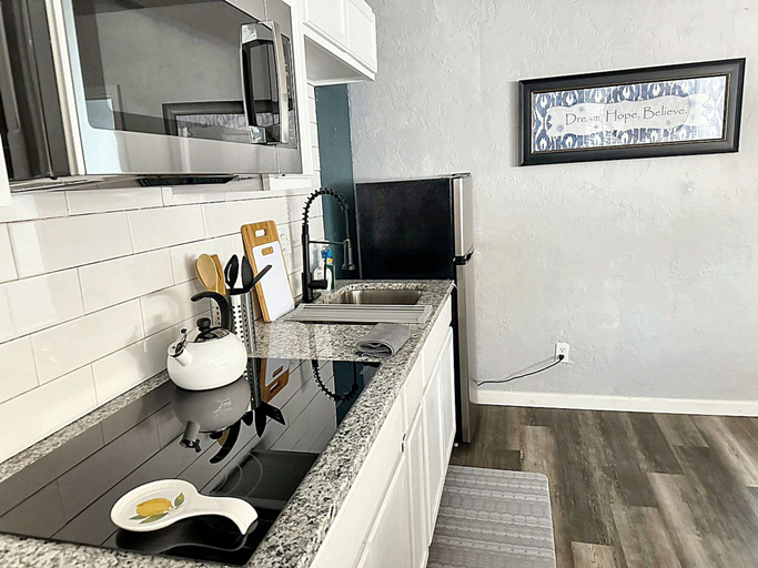 Room 2, Modern 1B Studio Oasis Plaza District Access 32C, Oklahoma