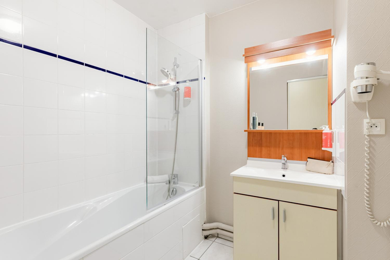 Bathroom 2, Appart'City Confort Nantes Cité Des Congrès, Loire-Atlantique