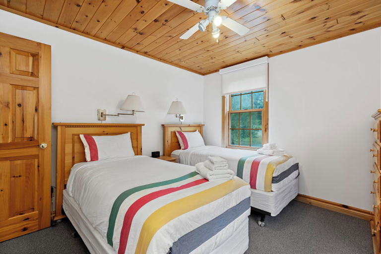 Bedroom 2, Port Cunnington Lodge, Muskoka
