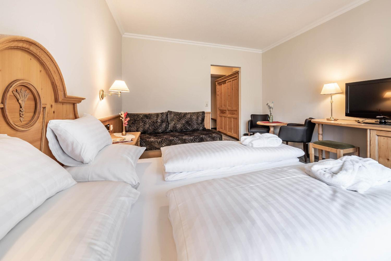 Bedroom 3, Hotel Berghof Mayrhofen, Schwaz