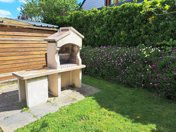 Garden 3, Holiday Home in Plouarzel Near Sandy Beach, Finistère