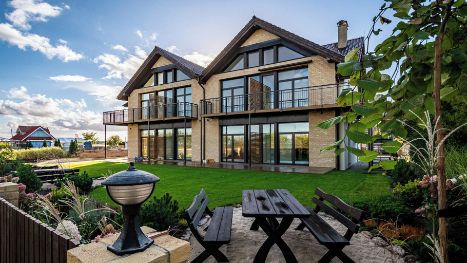 Exterior & Views