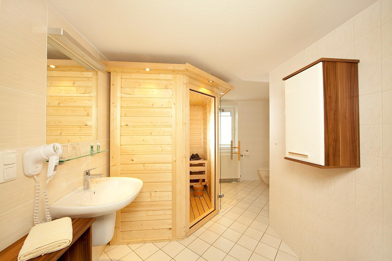 Bathroom 3, Ferienhotel Bernstein, Vorpommern-Greifswald