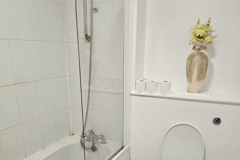 Bathroom 5, 2 Bed Appt - City Centre - Private Balcony, Swansea