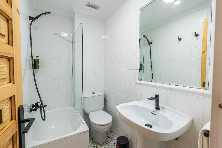 Bathroom 4, Hotel Santillana, Cantabria