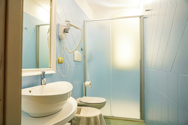 Bathroom 5, Hotel Continental, Ragusa