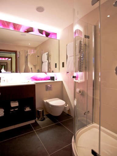 Bathroom 5, Hilton London Heathrow Airport Terminal 5, Slough