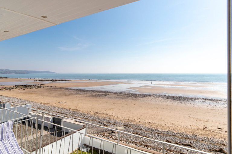 Room 5, 9 Strandways - Sea Views Parking Beach Access, Pembrokeshire