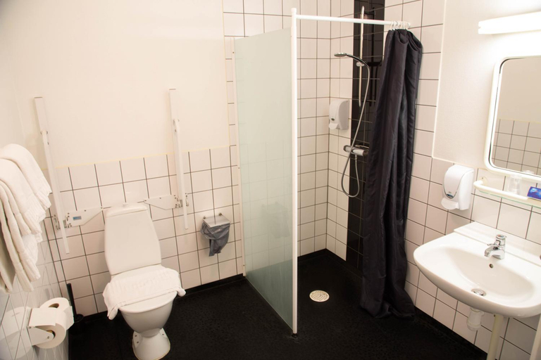 Bathroom 4, Dinners Mellerud, Mellerud