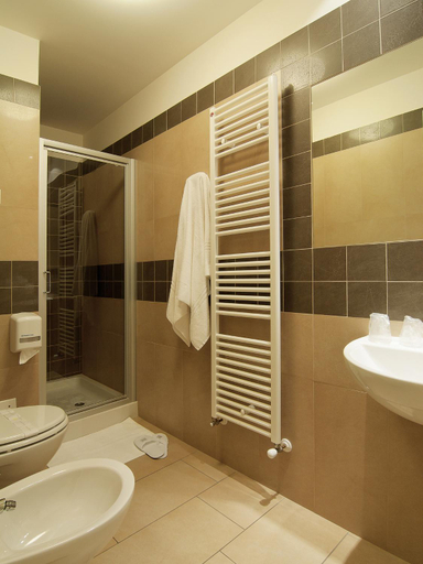 Bathroom 3, Cluentum, Macerata