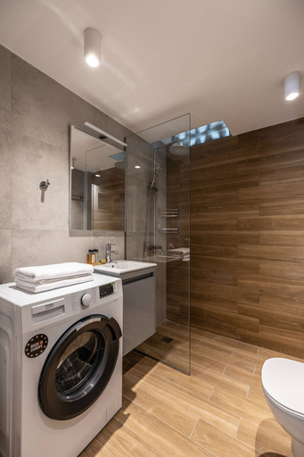 Bathroom shower, Stylish 1BR Retreat Near Alimos Beach Tram, Attica