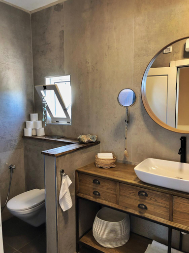 Bathroom 3, אצל רנאטה - ספא ואירוח בוטיק בחורש