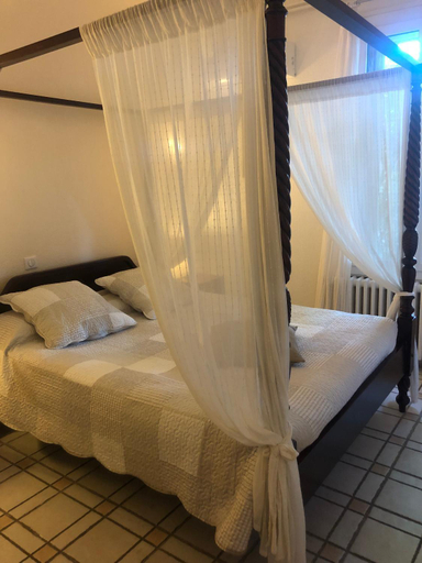 Bedroom 2, Lou Garbin, Gard