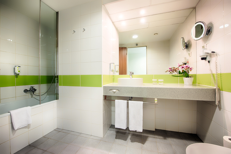 Bathroom 4, Hotel Budapest, Budapesti