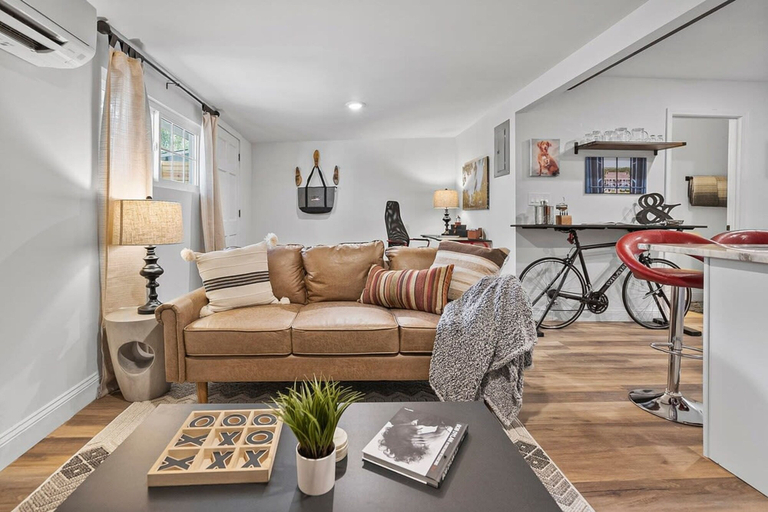 Room 2, Renovated Bungalow With Work Space Kitchen Patio, Saint Johns