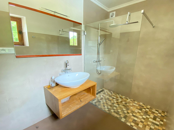 Bathroom 3, Mill in Brittany by River Aulne with Kayaks, Finistère