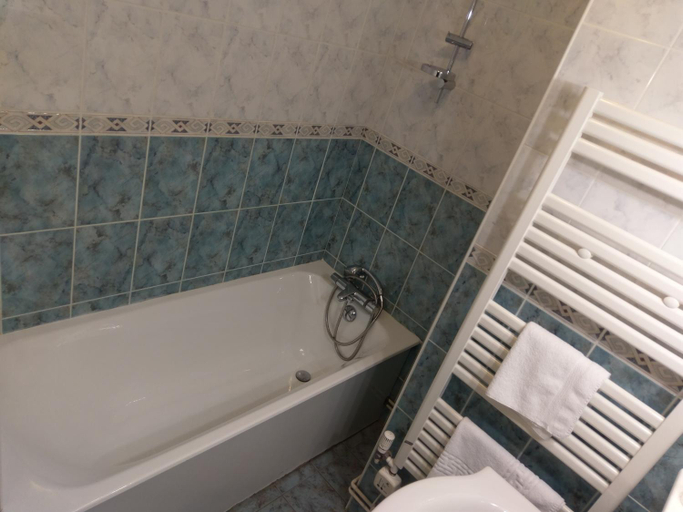 Bathroom 2, Logis de L'Europe Restaurant Le Cepage, Nièvre