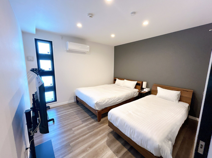 Bedroom 1, Monochrome, Yomitan