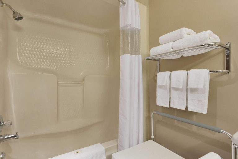 Bathroom 3, Days Inn by Wyndham Dalhousie, Restigouche