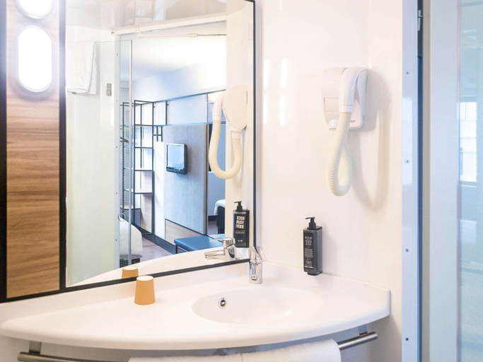 Bathroom 5, ibis Paris CDG Airport, Seine-Saint-Denis