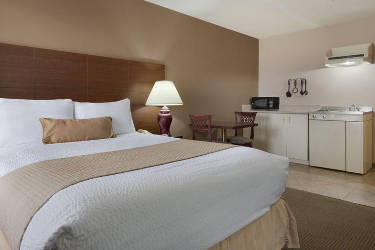 Bedroom 5, Days Inn by Wyndham Dalhousie, Restigouche