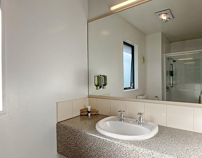 Bathroom 3, Bella Vista Motel Greymouth, Grey