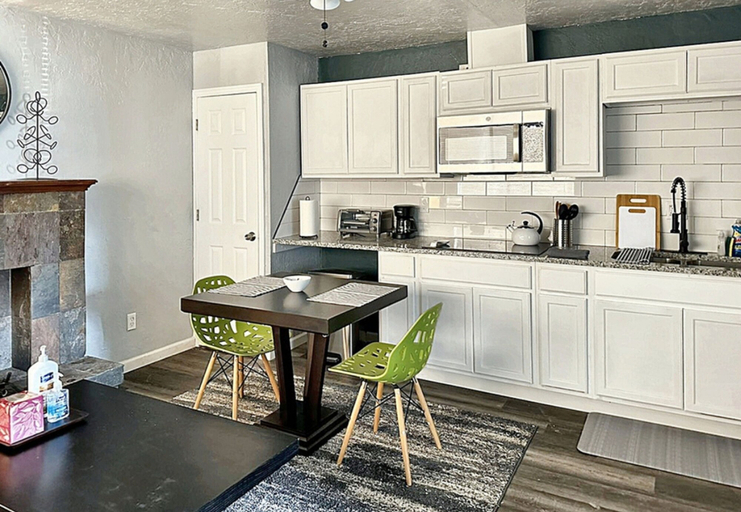 Room 4, Modern 1B Studio Oasis Plaza District Access 32C, Oklahoma