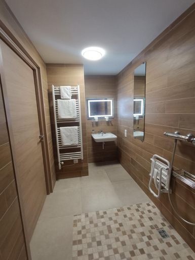 Bathroom 2, Hotel Le Beauregard, Ain
