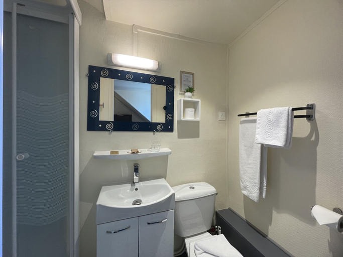 Bathroom 4, Hôtel Le Trouville, Calvados