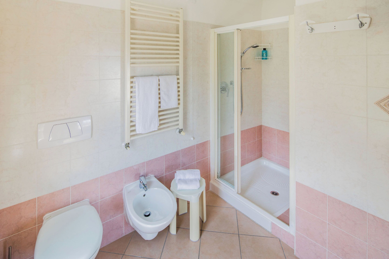 Bathroom 5, Hotel Tritone, Savona