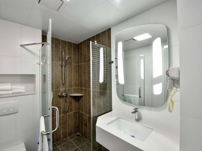 Bathroom 4, Ibis Hotel (Shanghai New Hongqiao Branch) , Shanghai