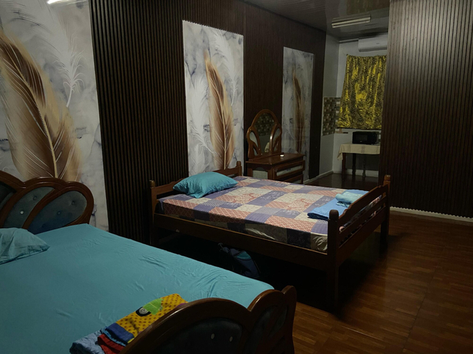 Others 5, Bina's Inn hotel, Blauwgrond