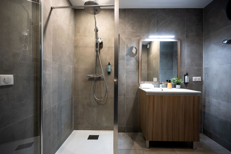 Bathroom 5, NEMEA Appart Hotel Paris Levallois, Hauts-de-Seine
