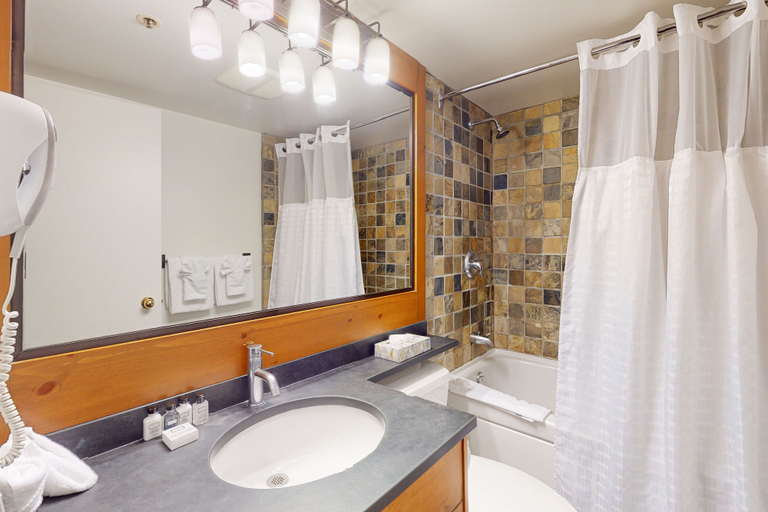 Bathroom 3, Glacier Lodge, Squamish-Lillooet