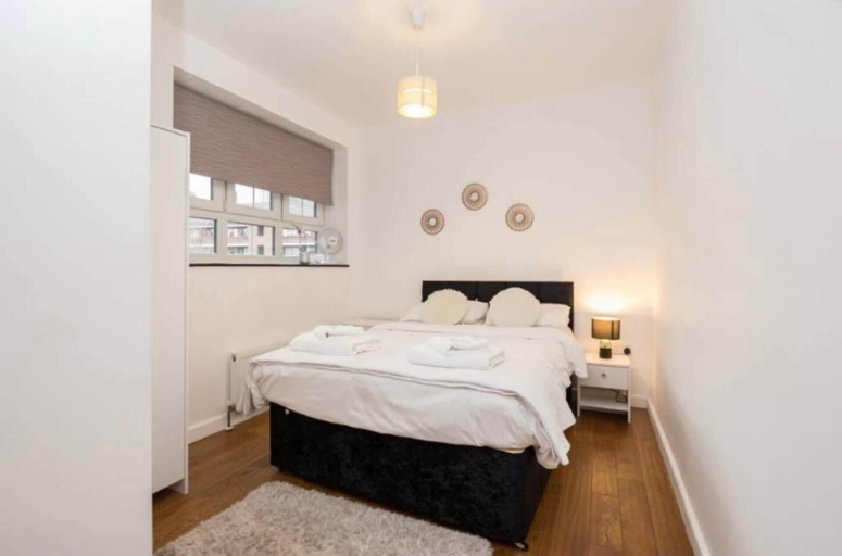Room 2, 4 Bed Flat - Sleeps 10 - Pets - Parking, London