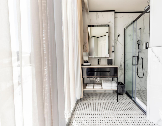 Bathroom 3, Le Capitole Hotel, Communauté-Urbaine-de-Québec