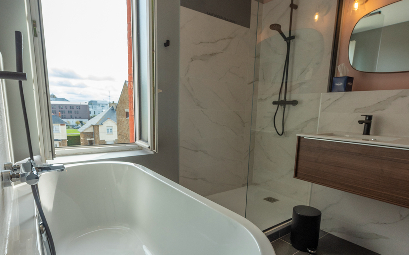 Bathroom 4, Les Ambassadeurs, Logis Hotel, sa crêperie et son rooftop - Saint Malo Plage, Ille-et-Vilaine
